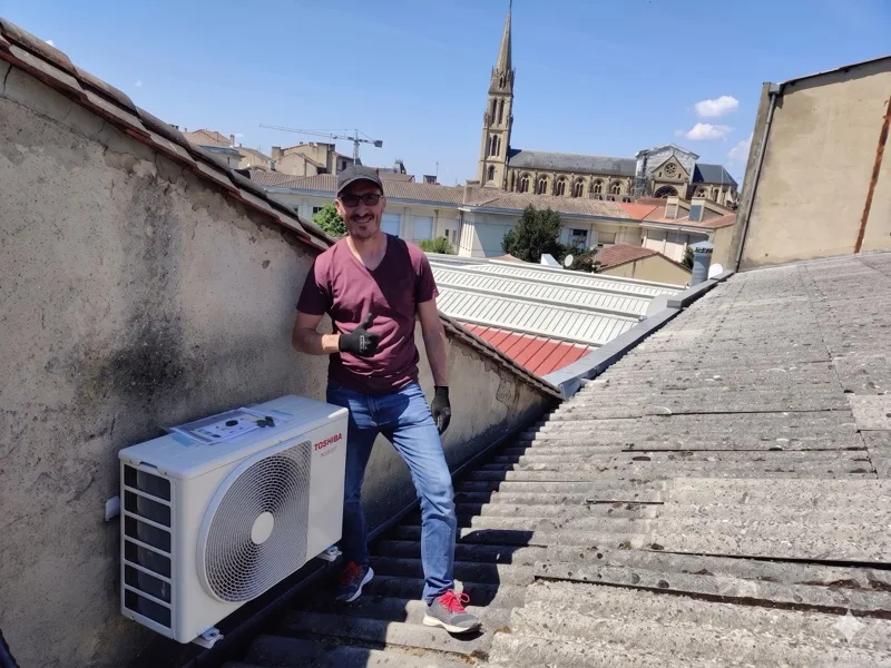 Jérémy Tessier sur un toit à Bergerac après une installation de climatisation